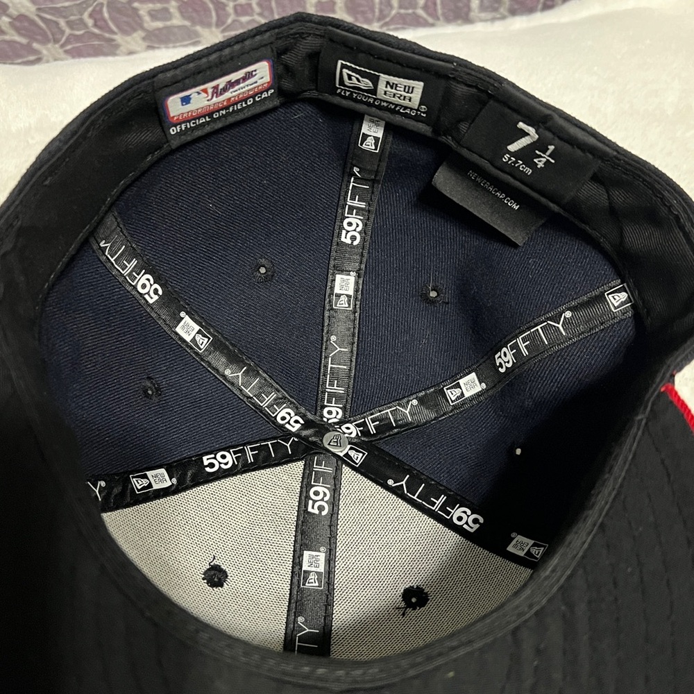 Red and Black Bird Embroidered Cardinals hat - Picture 3 of 4